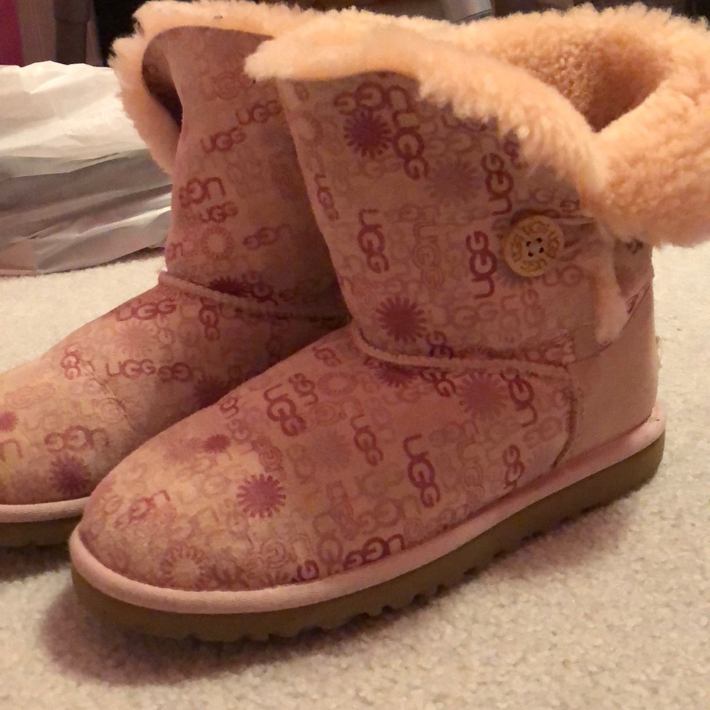 RARE pink Bailey button uggs!!